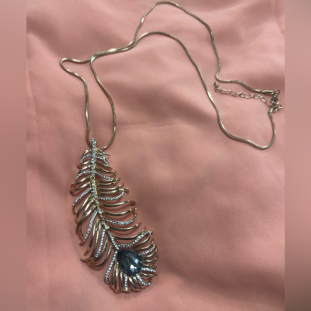 Rhinestone Detailed Feather Pendant With Chain Necklace Gold Tone
